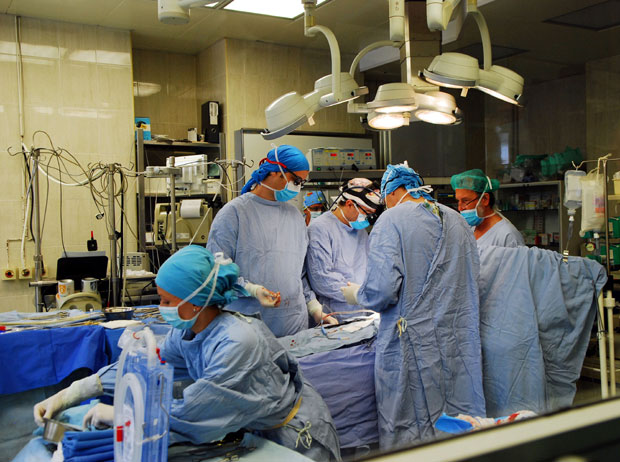 Лондонски хирург лечи срчане мане